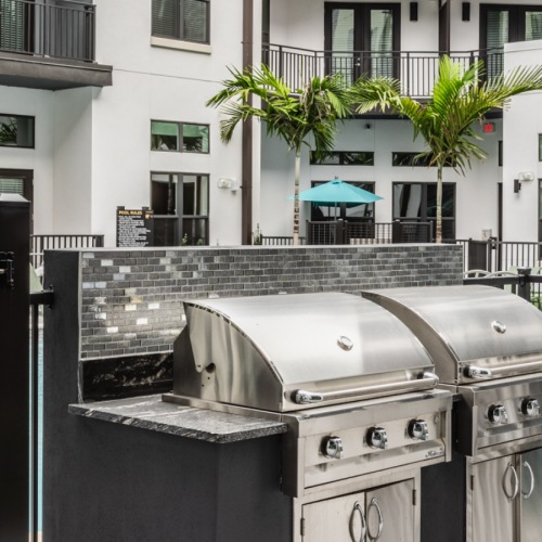 Outdoor Kitchen with Grills Outdoor Kitchen with Grills